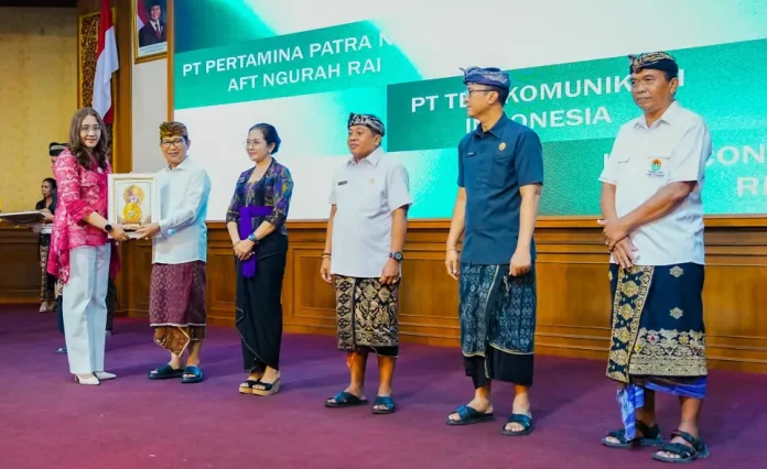 Bupati Wayan Adi Arnawa menyerahkan piagam penghargaan kepada 94 perusahaan, Lembaga, Asosiasi, dan Yayasan saat Kegiatan Gathering Forum TJSP Kabupaten Badung di Ruang Kertha Gosana, Puspem Badung, Kamis (11/12).