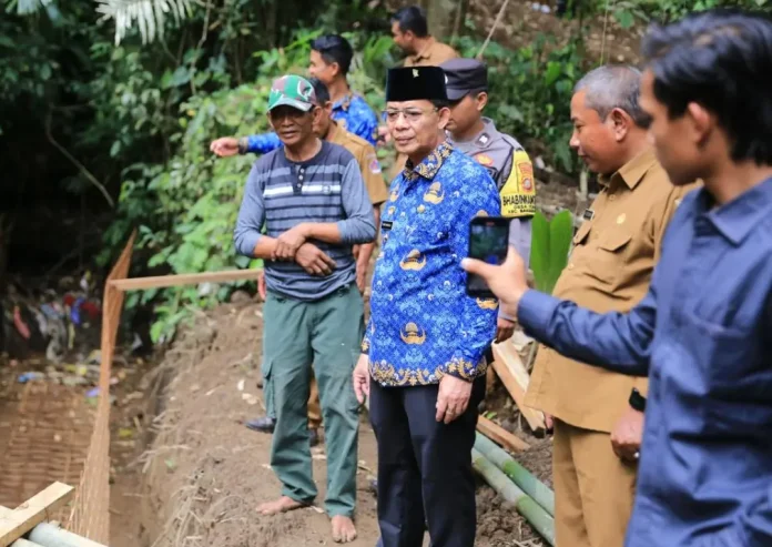 Bupati I Nyoman Satria turun langsung ke Subak Tohpati, Desa Tohpati, Kecamatan Banjarangkan, untuk melihat progres perbaikan saluran irigasi