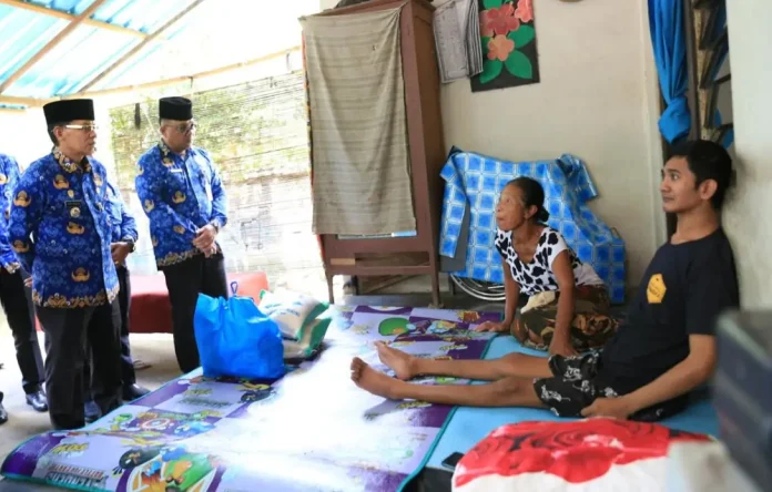 Bupati Satria Tunjukkan Kepedulian, Salurkan Paket Sembako untuk Warga Penyandang Disabilitas