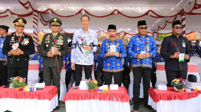 Upacara Hari Ulang Tahun Korps Pegawai Republik Indonesia (Korpri) ke-54 digelar di Alun-Alun Ida Dewa Agung Jambe, Senin (1/12/2025).