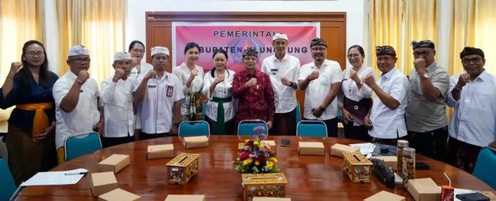 Rapat yang dipimpin Bupati Klungkung membahas kerja sama penyediaan layanan CT Scan agar RSUD Gema Santi dapat memberikan pemeriksaan yang lebih cepat, akurat, dan terjangkau bagi masyarakat Nusa Penida.