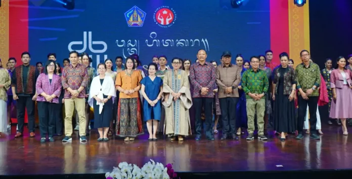 Putri Koster menghadiri DBFW Sesi 2 Day 4 untuk mendorong pemajuan wastra Bali, sekaligus mendukung perajin dan desainer lokal agar industri kreatif Bali terus bangkit dan memberikan manfaat ekonomi nyata.