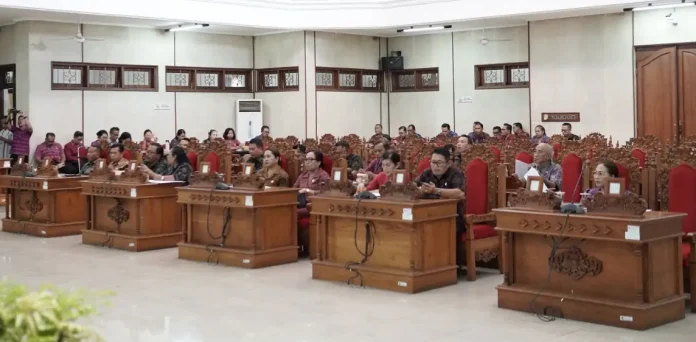 Seluruh fraksi di DPRD Kabupaten Buleleng menyampaikan pandangan umum terhadap Rancangan Peraturan Daerah (Ranperda) Penanggulangan Kemiskinan