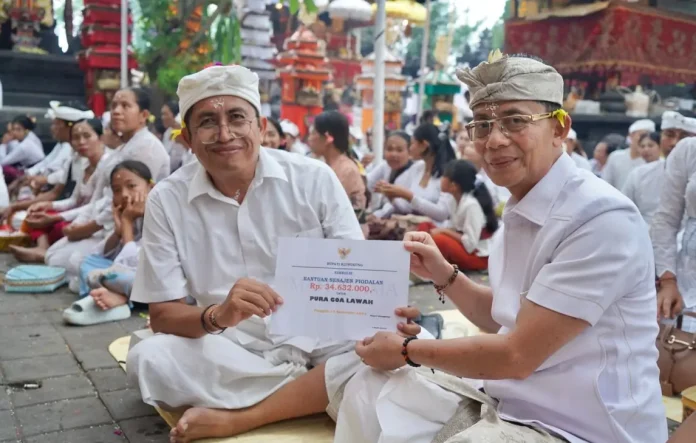 Pemerintah Kabupaten Klungkung melaksanakan bakti penganyar di dua pura besar, yakni Pura Kahyangan Jagat Puser Saab di Nusa Penida dan Pura Sad Khayangan Goa Lawah