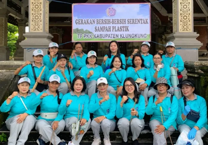 Ketua TP PKK Klungkung, Ny. Eva Satria, gerakan bersih-bersih sampah plastik digelar di kawasan Pantai Watu Klotok, Sabtu (13/12/2025).