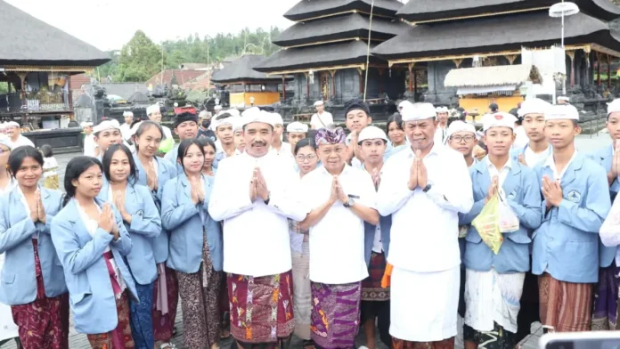 Gubernur Bali, Wayan Koster, menghadiri persembahyangan bersama sekaligus prosesi Matur Piuning di Pura Agung Besakih Rabu (24/12/2025).
