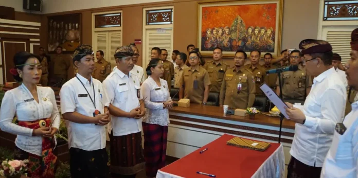 Bupati Buleleng I Nyoman Sutjidra melantik empat pejabat baru di lingkungan Dinas Kependudukan dan Pencatatan Sipil (Disdukcapil) Kabupaten Buleleng, Senin (22/12/2025).
