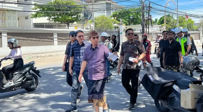 Bupati Wayan Adi Arnawa saat meninjau ruas jalan di wilayah Kabupaten Badung.