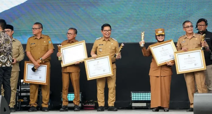 Bupati Wayan Adi Arnawa menerima Penghargaan Upakarya Wanua Nugraha Tahun 2025 dari Kemendagri saat Puncak Peringatan Hardesnas Tahun 2026 di Lapangan Desa Butuh, Kabupaten Boyolali, Jawa Tengah, Kamis (15/1).
