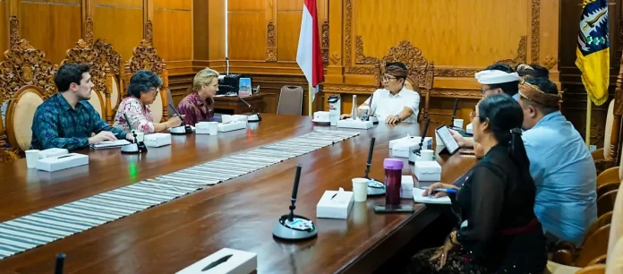 Bupati Wayan Adi Arnawa saat menerima kunjungan Konjen Australia, Jo Stevens di Ruang Rapat Nayaka Gosana I, Puspem Badung, Kamis (8/1).