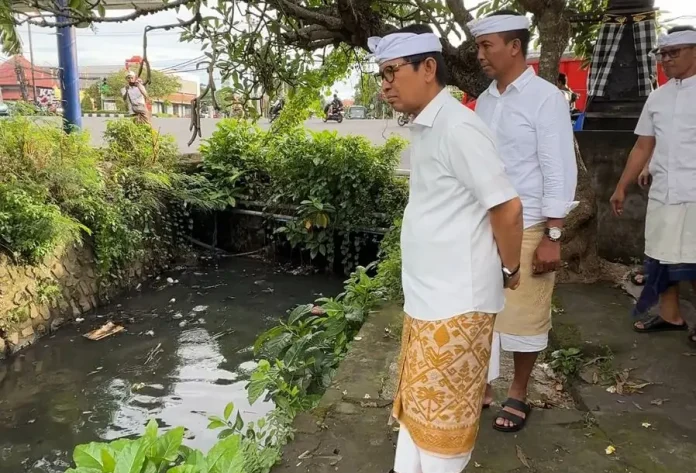 Bupati Wayan Adi Arnawa turun langsung ke lapangan untuk memantau aliran Tukad Pungut di wilayah Jimbaran, Kuta Selatan, Sabtu (3/1).