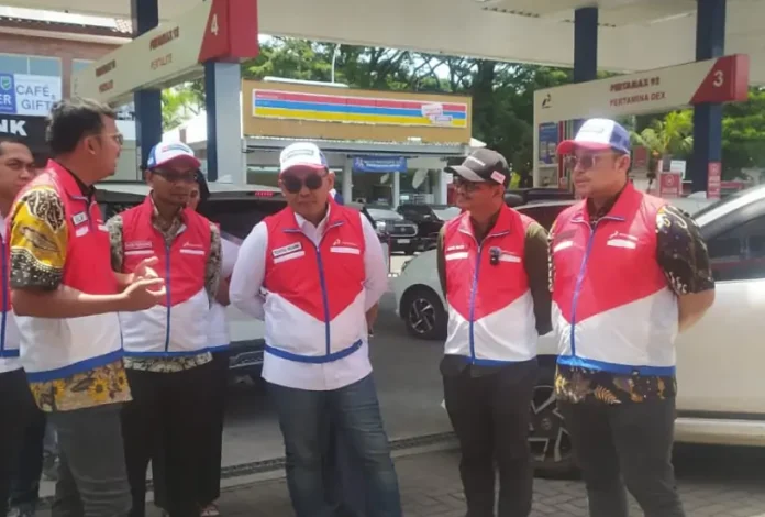 Menjelang pergantian tahun, Wakil Komisaris Utama PT Pertamina (Persero), Todotua Pasaribu, melakukan peninjauan langsung terhadap kesiapan distribusi energi di Bali, Rabu (31/12/2025).