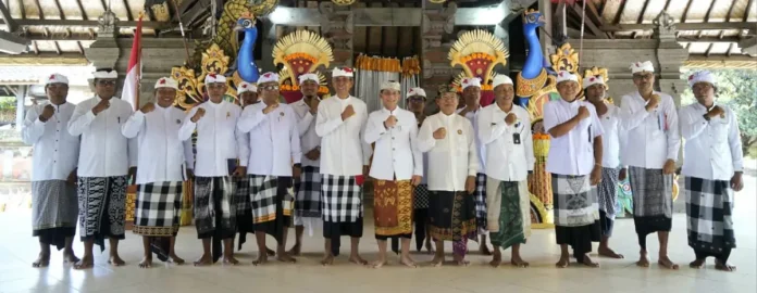 Bupati Klungkung I Made Satria menghadiri pengukuhan Prajuru Majelis Desa Adat Kecamatan se-Kabupaten Klungkung sebagai bentuk dukungan terhadap penguatan lembaga adat.
