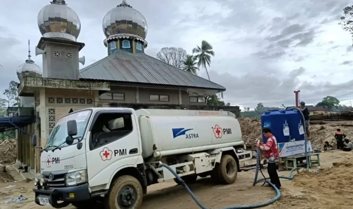 Salah satu lembaga kemanusiaan mendukung pendistribusian air bersih di lokasi terdampak bencana, dengan memanfaatkan sejumlah truk tangki air yang sebelumnya telah didonasikan Astra.