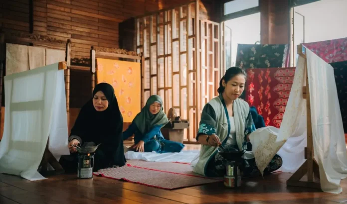 Aktivitas produksi batik masyarakat Desa Sejahtera Astra Singkawang yang hingga saat ini, telah melibatkan lebih dari 240 pelaku batik yang tergabung dalam 18 kelompok produksi aktif.