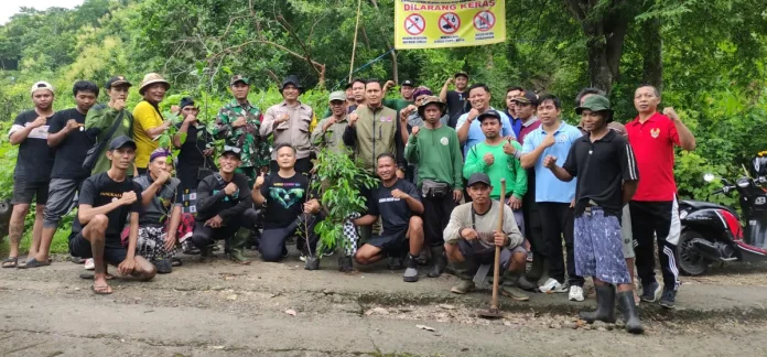 Desa Lokapaksa berkolaborasi dengan berbagai pihak melakukan penanaman pohon di kawasan hutan untuk menjaga keseimbangan lingkungan dan ketersediaan sumber air.