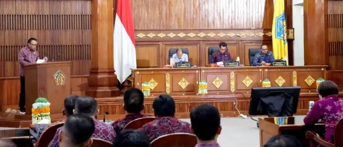 Gubernur Bali Wayan Koster menghadiri Rapat Paripurna DPRD Provinsi Bali, di mana mayoritas fraksi menyampaikan pandangan umum yang mendukung penambahan penyertaan modal daerah pada Bank BPD Bali.