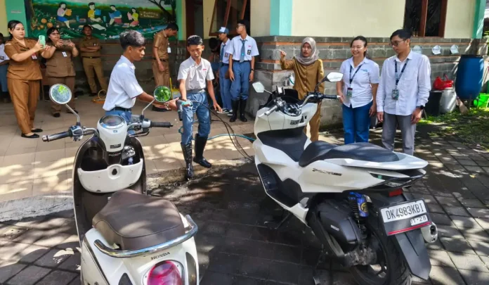 Astra Motor Bali bersama SLB Negeri 3 Denpasar mengadakan Edukasi Vokasi Cuci Motor & Praktik Langsung untuk meningkatkan keterampilan siswa dan mempersiapkan mereka menjadi lebih mandiri di dunia kerja.