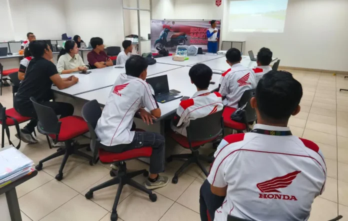 Astra Motor Singaraja memberikan edukasi safety riding #Cari_Aman kepada karyawan sebagai upaya menumbuhkan kesadaran keselamatan berkendara dari internal perusahaan.