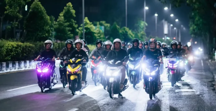 Honda Community Bali (HCB) menggelar Vario Night Ride di Denpasar untuk mendukung peluncuran All New Honda Vario 125 sekaligus mempererat kebersamaan dan edukasi keselamatan berkendara antaranggota komunitas.