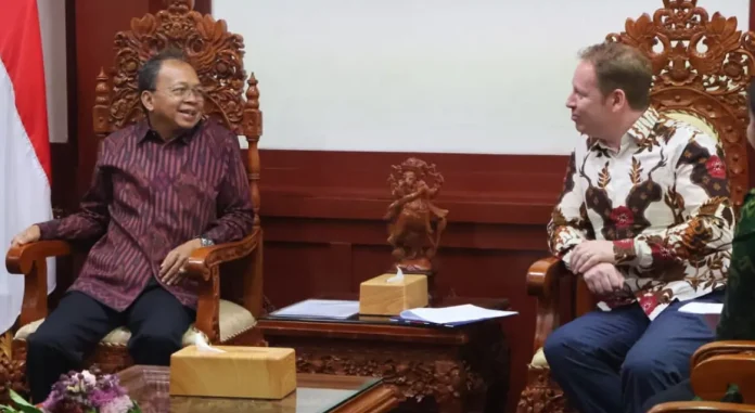 Gubernur Bali, Wayan Koster, menerima kunjungan Wakil Duta Besar Inggris untuk Indonesia, HE Matthew Downing, di Ruang Tamu Gubernur Bali, Renon, Jumat (30/1/2026).