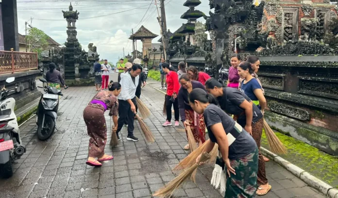 Ny. Sariasih Sedana Arta, Ketua TP PKK Kabupaten Bangli, memimpin gerakan kulkul dan kebersihan lingkungan bersama TP PKK dan Posyandu untuk memperkuat kebersamaan warga serta melestarikan tradisi.