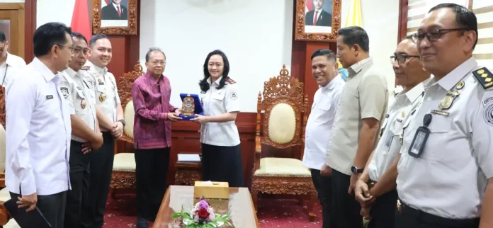 Gubernur Bali Wayan Koster menerima jajaran Kepala Kanwil Dirjen Imigrasi Bali, membahas pengawasan orang asing demi ketertiban dan kelancaran pariwisata di Bali.