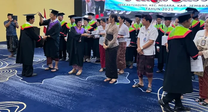 Pemerintah Kabupaten Jembrana menyelenggarakan wisuda lansia pertama, mendorong lansia tetap aktif belajar dan menjadi teladan semangat bagi masyarakat serta generasi muda.