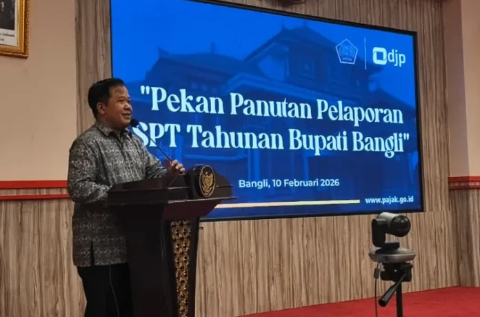 Bupati Bangli, SN Sedana Arta, bersama jajaran pimpinan daerah menyampaikan SPT Tahunan di Gedung BMB sebagai teladan, menekankan pajak sebagai kontribusi nyata bagi pembangunan daerah dan nasional.