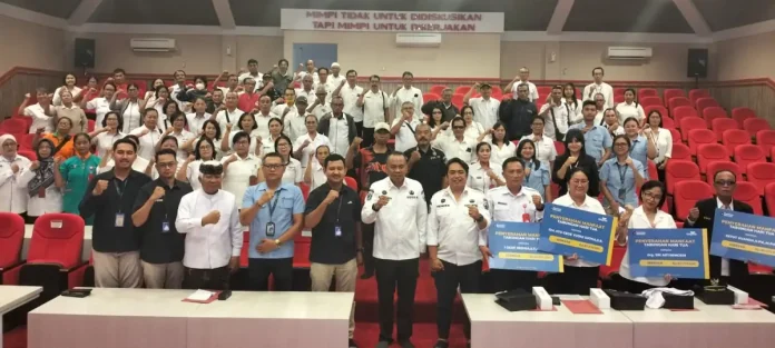 Sekda Bangli I Dewa Bagus Riana Putra menyerahkan SK pensiun dan dana Taspen secara simbolis, sambil memperkuat layanan One Stop Service BKPSDM untuk memudahkan administrasi dan hak-hak pensiunan ASN.