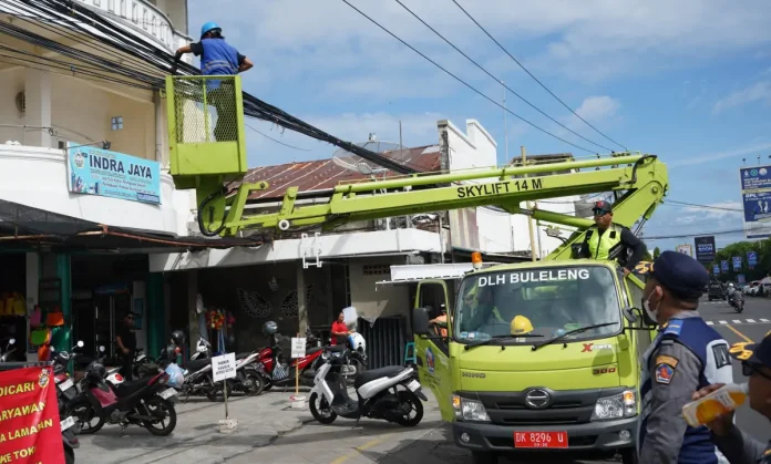 Penataan kabel fiber optik di Jalan Pramuka Singaraja dilakukan bertahap oleh Pemkab Buleleng bersama ISP untuk meningkatkan keselamatan dan keindahan kota.