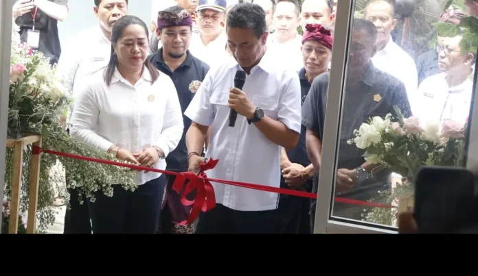 Wakil Bupati Buleleng Gede Supriatna meresmikan Rumah Pajang UMKM Singa Ratna di Kecamatan Banjar sebagai wadah terpusat untuk menampilkan produk UMKM dan mendorong pengembangan ekonomi lokal.