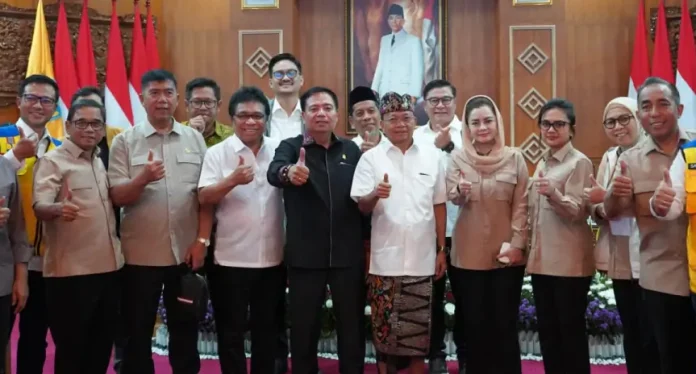 Gubernur Bali Wayan Koster menerima kunjungan kerja Komisi V DPR RI yang membidangi infrastruktur, transportasi, daerah tertinggal, transmigrasi, meteorologi, klimatologi, geofisika, dan SAR di Gedung Kertha Sabha, Jayasabha, Denpasar, Kamis (12/2/2026).