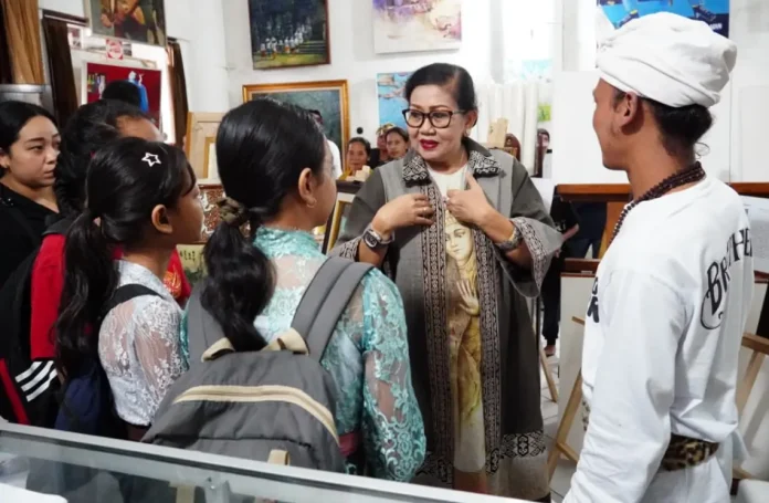 Ketua Dekranasda Bali, Putri Koster, mengingatkan para seniman lukis agar tetap mempertahankan ciri khas lukisan Bali sebagai bagian dari pelestarian tradisi seni rupa daerah.