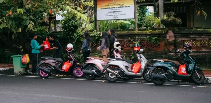 Astra Motor Bali menggandeng komunitas Honda Stylo membagikan 50 paket sembako kepada petugas kebersihan di Denpasar, menandai Hari Valentine dengan aksi nyata berbagi dan menghargai pahlawan fajar kota.