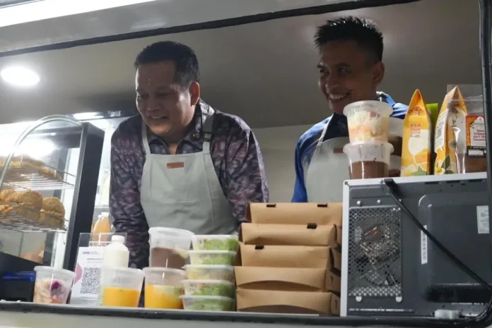 I Made Kembang Hartawan dan Wakil Bupati I Gede Ngurah Patriana Krisna tampil mengenakan apron dan melayani masyarakat secara langsung di Gedung Kesenian Bung Karno, Jumat (20/2/2026).