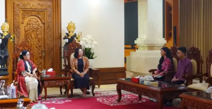 Ketua TP PKK Provinsi Bali, Ni Putri Suastini Koster, memberikan dukungan penuh kepada Rasha Azzahra dalam ajang Pemilihan Putra Putri Pelajar Indonesia 2026
