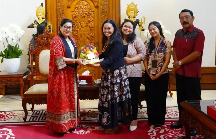 Putri Suastini Koster bertemu dengan Putu Ayu Utami Dewi untuk membahas penguatan sosialisasi, dukungan pemerintah, serta langkah pencegahan dan pendampingan bagi ODHA guna menekan peningkatan kasus HIV/AIDS di Bali.