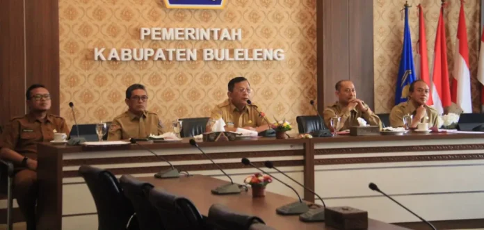 Bupati Buleleng, I Nyoman Sutjidra, menyerahkan hibah senilai Rp 13,8 miliar kepada desa adat dan subak se-Kabupaten Buleleng untuk mendukung pelestarian budaya, tradisi, dan keberlanjutan sistem pertanian tradisional.