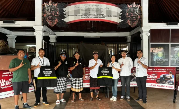 Astra Motor Bali Serahkan Plang Rambu dan Rompi Pecalang untuk Dukung Kegiatan Adat di Intaran