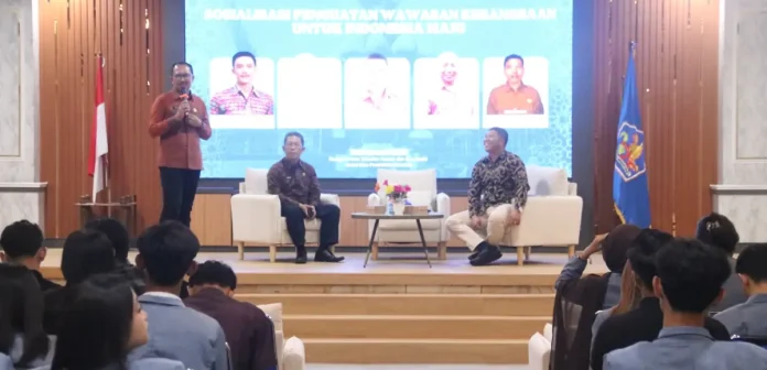 Sekda Buleleng Gede Suyasa memberikan sosialisasi penguatan wawasan kebangsaan kepada mahasiswa di Universitas Pendidikan Ganesha Singaraja.