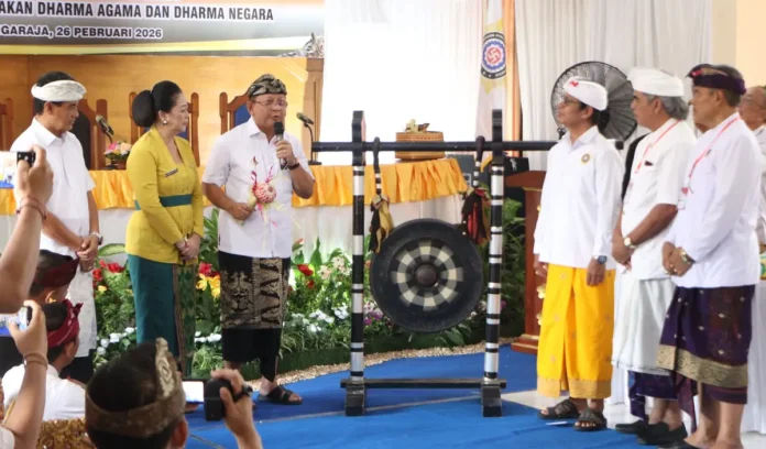 Bupati I Nyoman Sutjidra membuka Lokasabha IX Persatuan Hindu Dharma Indonesia (PHDI) Buleleng dan mengajak pengurus meningkatkan pengabdian serta pelayanan kepada umat Hindu.