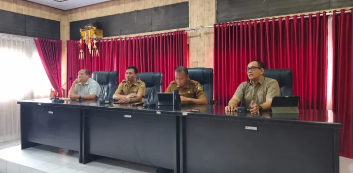 Sekda I Dewa Bagus Riana Putra menggerakkan penataan kabel provider dan PLN di Kabupaten Bangli sebagai langkah nyata menekan polusi visual dan menata wajah kota agar lebih tertib dan nyaman.