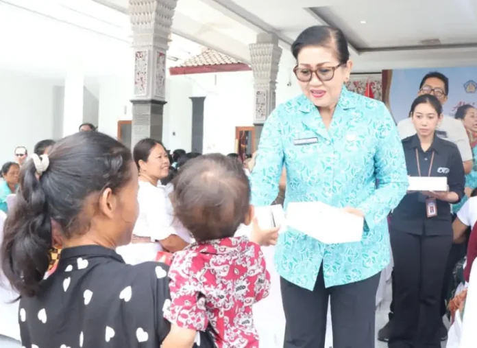 Ketua TP PKK Provinsi Bali, Putri Suastini Koster, mengajak masyarakat di Kabupaten Buleleng untuk mulai mengelola sampah sejak dari sumbernya