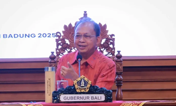 Gubernur Bali Wayan Koster meminta para perbekel, lurah, dan bendesa adat di Kabupaten Badung untuk lebih serius menangani persoalan sampah melalui sistem pengelolaan sampah berbasis sumber di wilayah masing-masing.