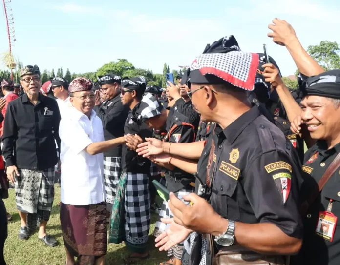 Ribuan pecalang dari desa adat di seluruh Bali berkumpul dalam Gelar Agung Pacalang Bali 2026 yang dilaksanakan di Lapangan Niti Mandala Renon, Denpasar, Sabtu (7/3/2026).