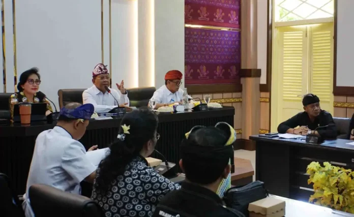 Bupati Buleleng, I Nyoman Sutjidra, mengajak pelaku usaha dan industri di wilayahnya untuk ikut berperan aktif dalam pemulihan pasca bencana banjir bandang yang melanda Kecamatan Banjar.