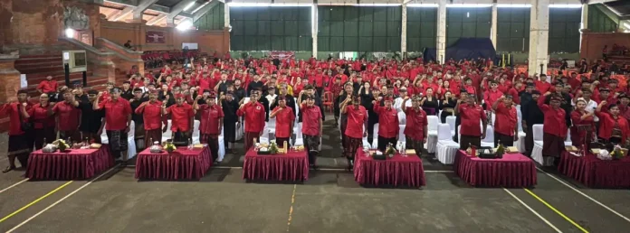 Ketua DPD PDI Perjuangan Provinsi Bali, Wayan Koster, mengukuhkan ribuan pengurus PAC, ranting, dan anak ranting se-Denpasar serta menegaskan peran mereka sebagai ujung tombak partai di masyarakat.