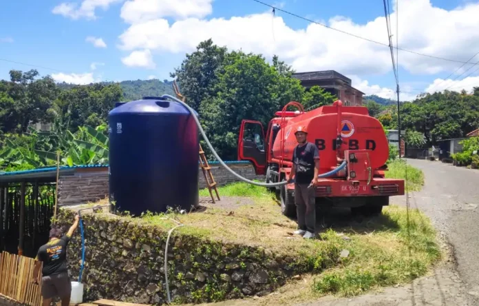 Pemerintah Kabupaten Buleleng menyalurkan ratusan ribu liter air bersih ke sejumlah wilayah di Kecamatan Banjar untuk memenuhi kebutuhan warga terdampak banjir.