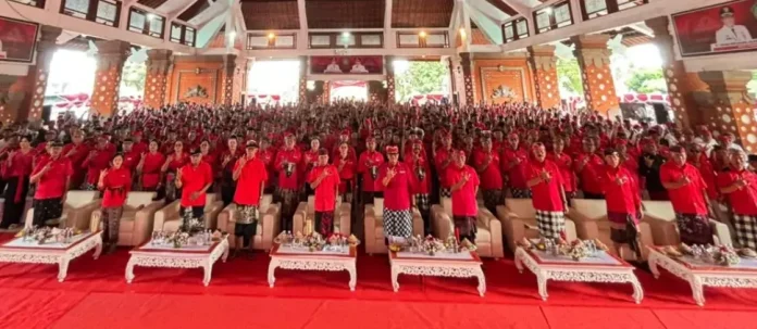 Wayan Koster resmi melantik ribuan pengurus PDI Perjuangan di Tabanan sebagai upaya memperkuat konsolidasi partai dan mendukung pembangunan daerah.